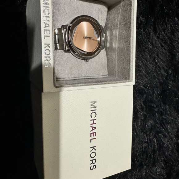 Like new!!! Michael Kors Women's Jaryn Heart Stainless Steel Watch - Picture 2 of 6